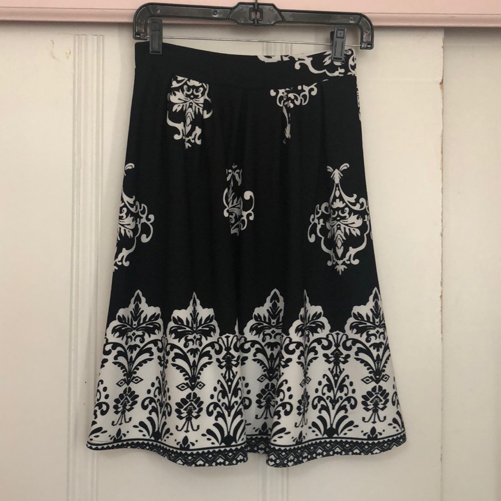 Black and white printed long skirt